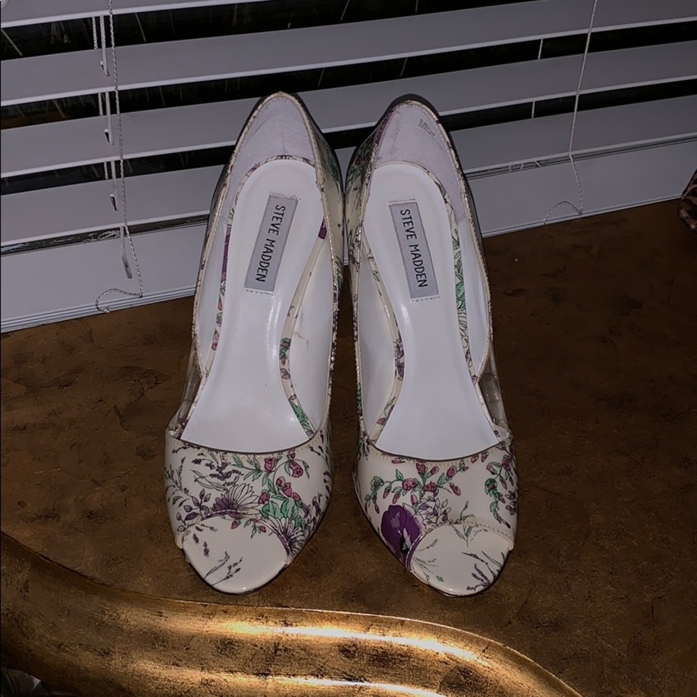 White floral Pump!
